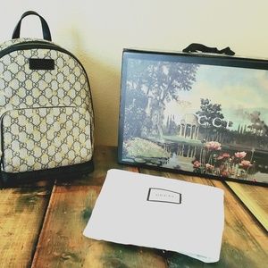 SOLD! GUCCI GG SUPREME BEE'S BACKPACK! A+